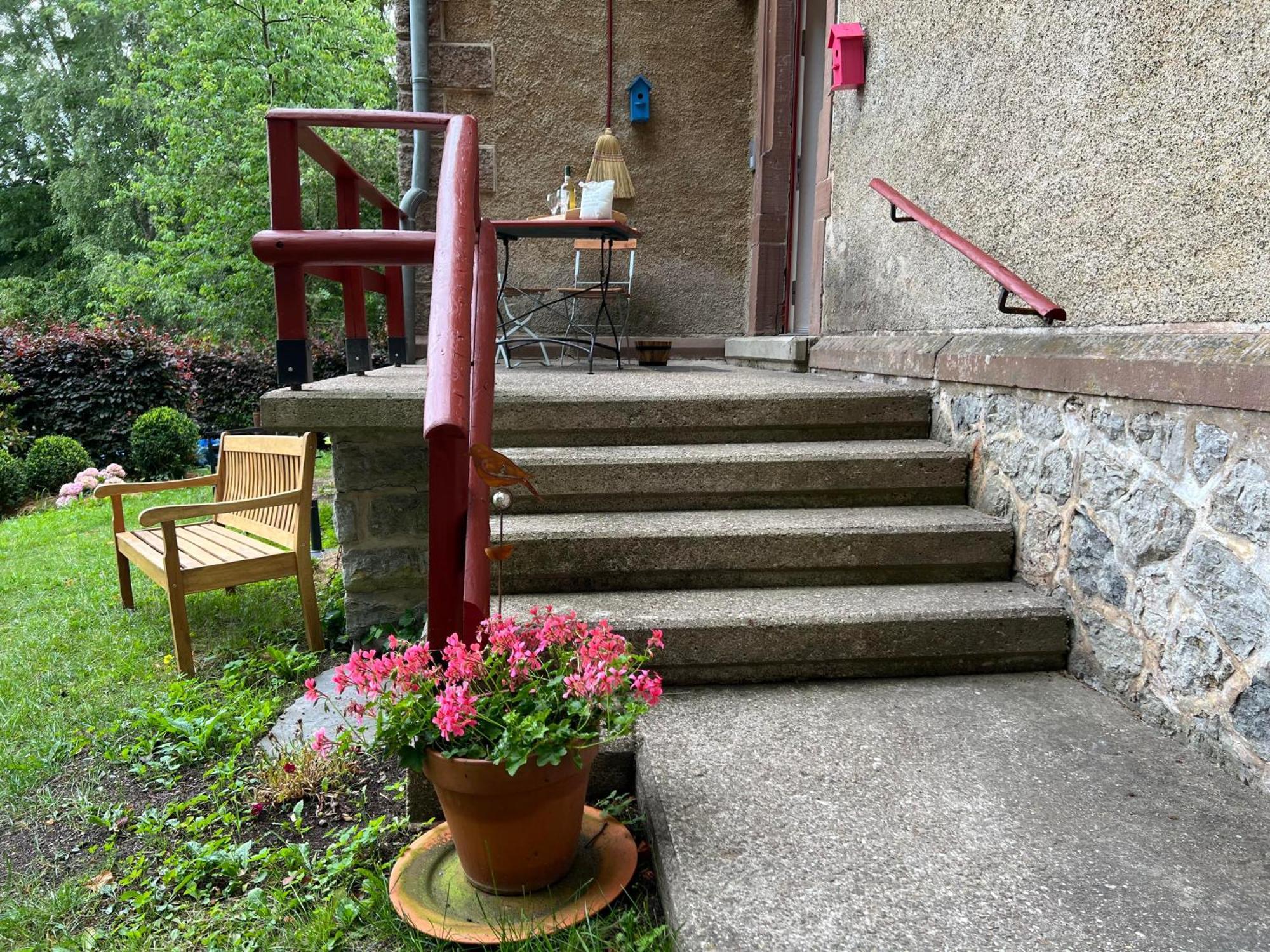 L' Extravagante Im Garten Von Schloss Schmidtheim Exterior foto